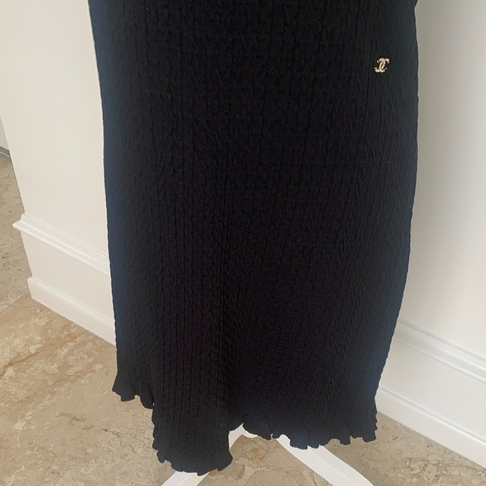 CHANEL Black Short-Sleeve Knit Dress CC with Logo Accent. Size 42. Pristine - Picture 5 of 15